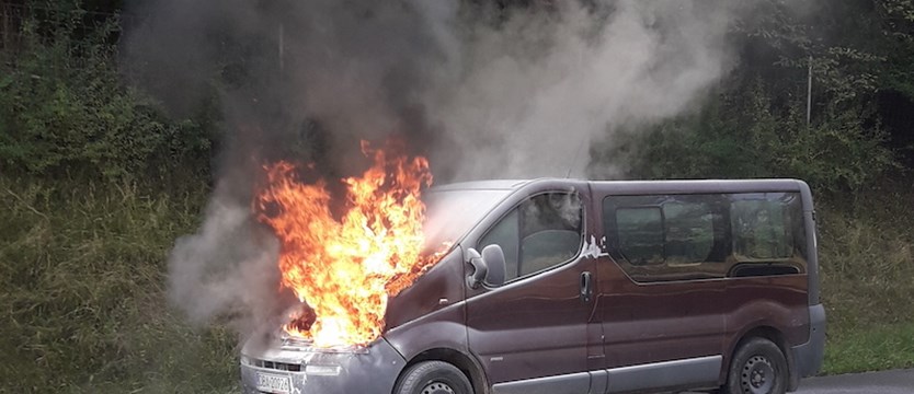 Strażnicy miejscy gasili samochód płonący na autostradzie A6