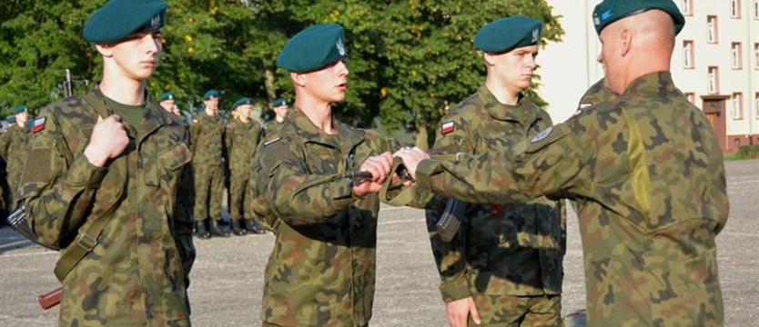 Wręczono broń młodym żołnierzom „Błękitnej Brygady”