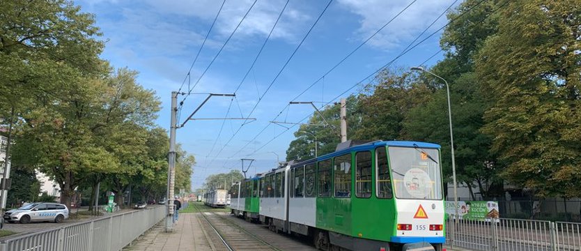 Tramwaje stoją w al. Wojska Polskiego w Szczecinie