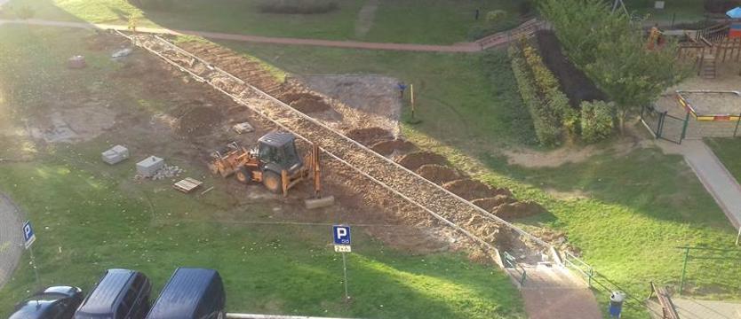 Boisko zamienione na deptak dla pieszych