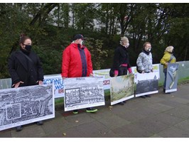 Protest w obronie drzew na skarpie Zamku Książąt Pomorskich