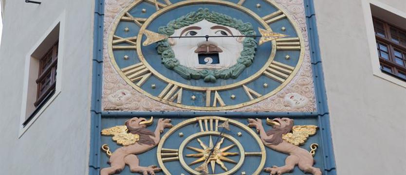 Dlaczego błazen kłapie szczęką? Obejrzyj film o zamkowym zegarze