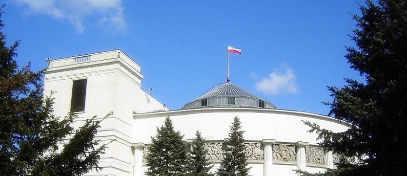 Sejm za dodatkami dla medyków i prawem do odmowy sprzedaży osobom bez maseczek