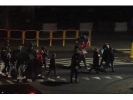 Tłum „spacerujących” protestujących gryfinian