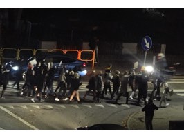 Tłum „spacerujących” protestujących gryfinian
