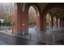 Pod bramą zamkniętego Cmentarza Centralnego w Szczecinie