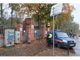 Pod bramą zamkniętego Cmentarza Centralnego w Szczecinie