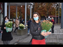 W Stargardzie protestujący pomogli sprzedawcom kwiatów przy cmentarzu