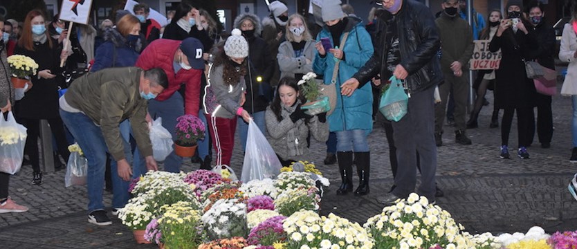 W Stargardzie protestujący pomogli sprzedawcom kwiatów przy cmentarzu