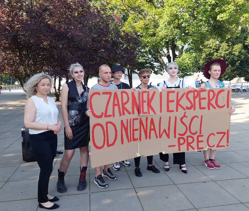 Przeciwko ideologizacji oświaty protestowała Fundacja Równie i Młoda Lewica. Chcą dymisji ministra Czarnka - Vimarsana News