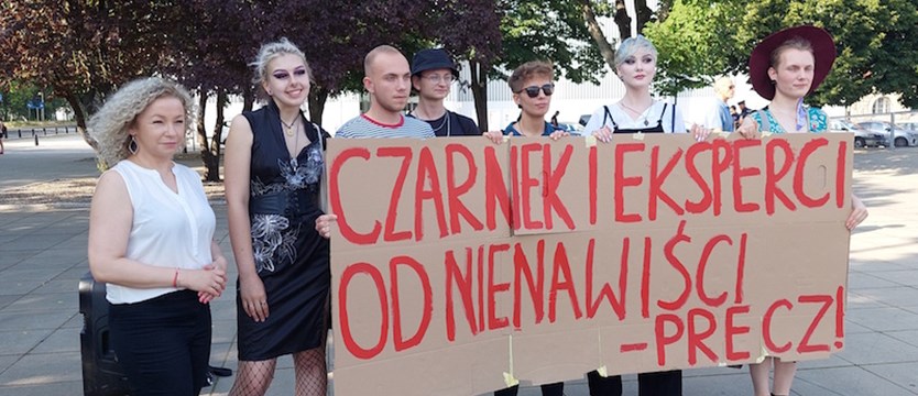 Przeciwko ideologizacji oświaty protestowała Fundacja Równie i Młoda Lewica. Chcą dymisji ministra Czarnka 