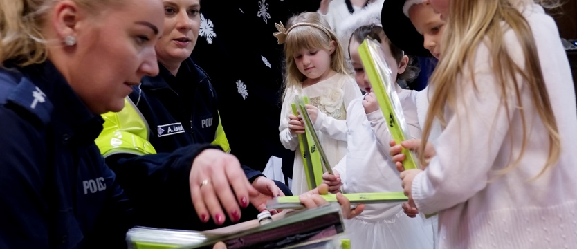 Policjanci rozdają odblaski