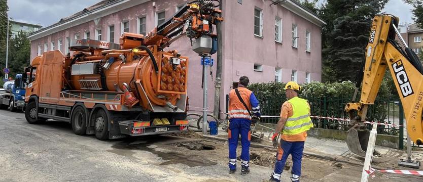 Pęknięta rura i zalana ulica Mazowiecka w Szczecinie
