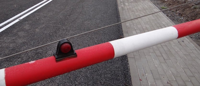 Ciężarówka uszkodziła trakcję kolejową. Zmiany w kursowaniu autobusów i pociągów