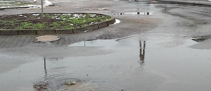 Małe opady – duży problem na gryfińskim rondzie