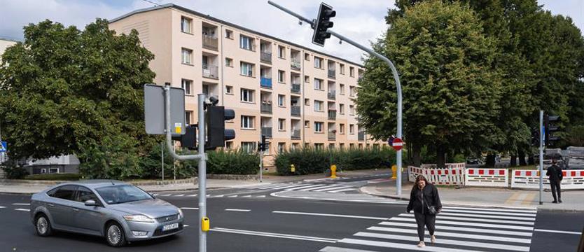 Pięć wyświetlaczy czasu na skrzyżowaniu w Dąbiu