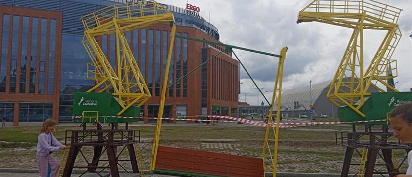 Huśtawka z dźwigozaurami uszkodzona