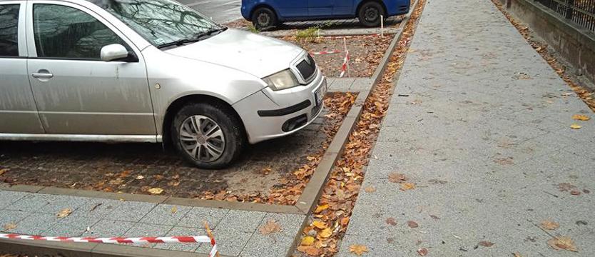 Powstaje parking z wąskim pasem chodnika. Co poszło nie tak?