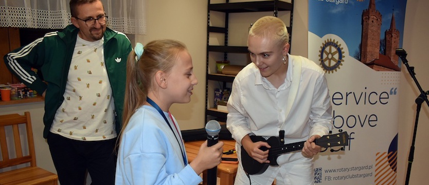 Muzyka, taniec i TikToki. Niezwykłe spotkanie kolonistów z raperką w Morzyczynie
