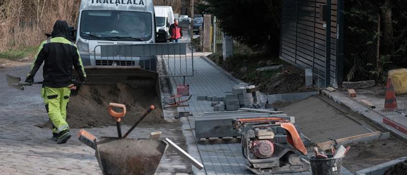 Remont na ul. Klonowej. Nowa nawierzchnia chodnika i zjazdów