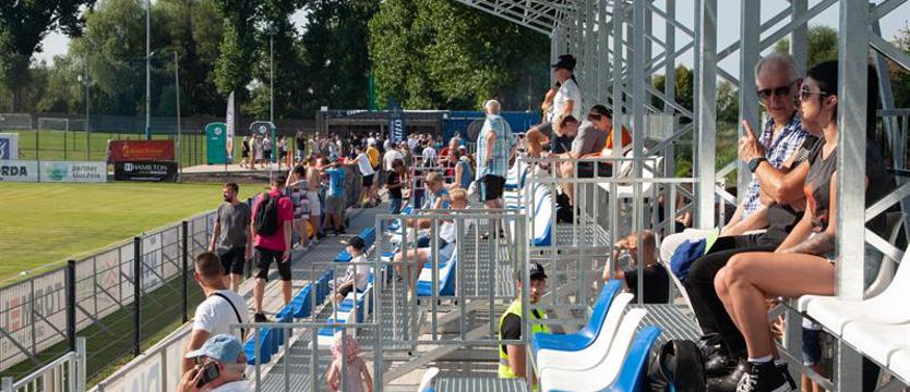 Piłka nożna. Stadion Świtu - jedna trybuna jest, czas na drugą