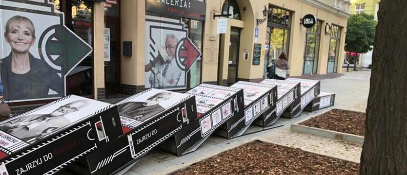 Poprzewracali instalację z rysunkami Henryka Sawki