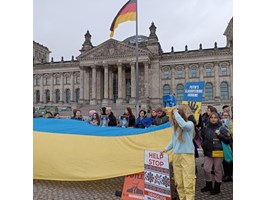 Tysiące ciał przed Bundestagiem. Niebiesko-żółty protest w Berlinie