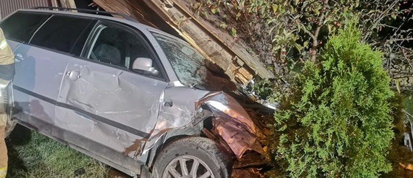 Trzy rozbite samochody i zniszczony garaż w Świerczynie