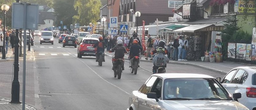Motocykliści pędzą przez centrum Niechorza i się niczym nie przejmują