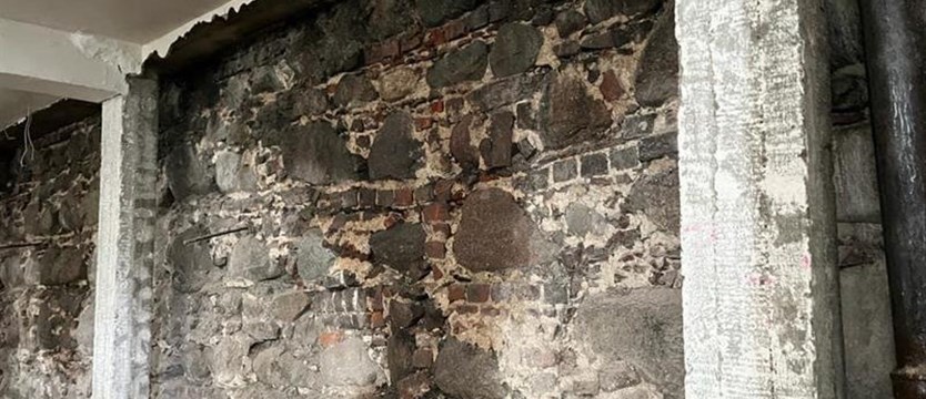 Średniowieczny mur odkryty w Zamku Książąt Pomorskich