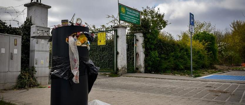 Bogumińska z kłopotem. Nowe kosze wciąż w folii, a wokół nich bałagan