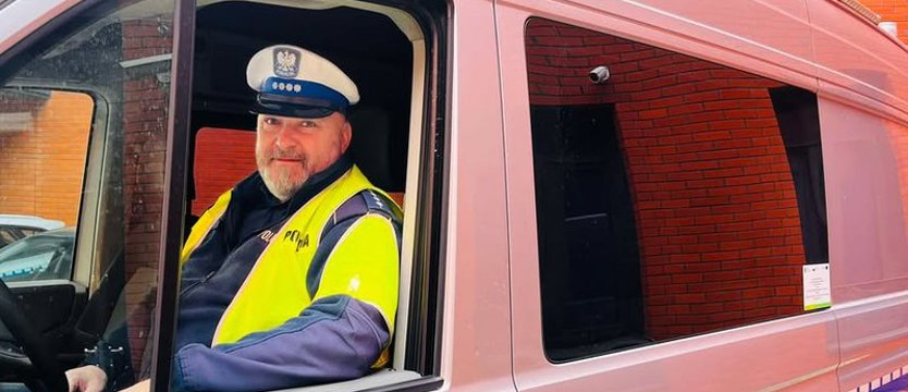 Rowerzysta jechał od prawej do lewej strony drogi