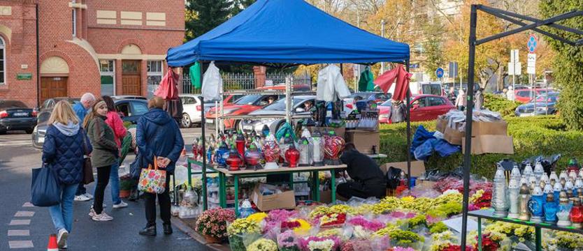 Ruszył handel przy cmentarzach. Ponad sto punktów sprzedaży