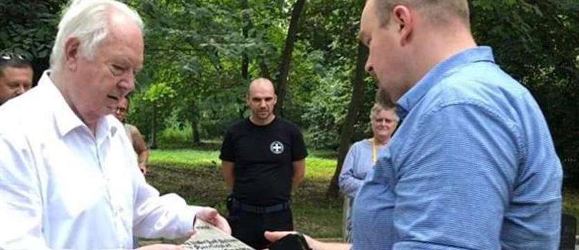 Afera zdjęciowa, czyli Denkmal  na T-shircie