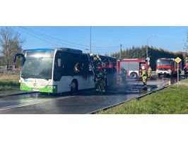 Palił się autobus w Mierzynie. Droga jest zablokowana