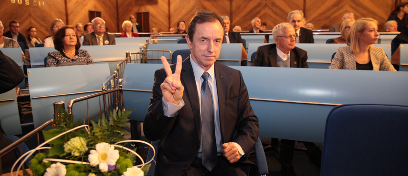 Pomnikowy spór i nowy mur