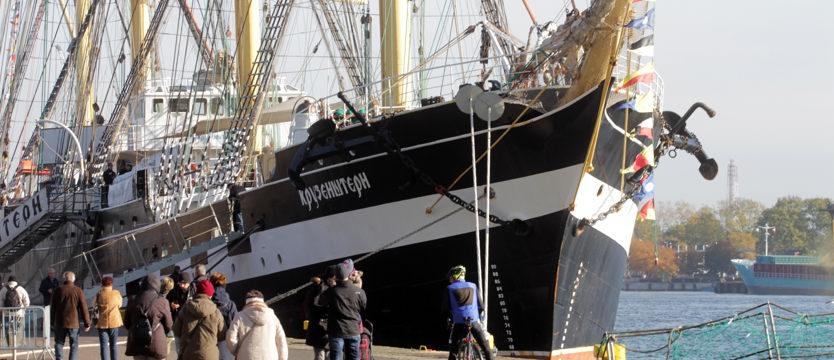 Pogromca wiatrów przy nabrzeżu