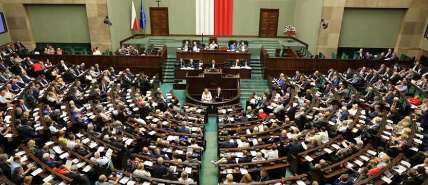 Poseł ma pensję, dietę i podróże „za free”