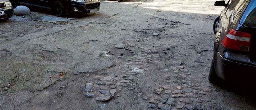 Zastawiają wiatę śmietnikową, rozjeżdżają podwórko. Auta uprzykrzają życie