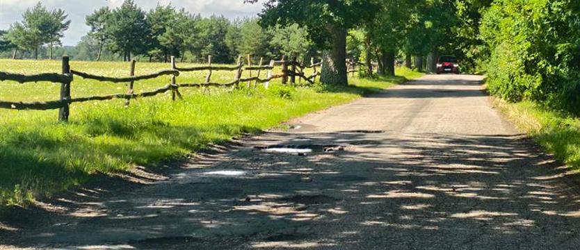 Kierowcy alarmują. Droga Studnica – Storkowo pełna głębokich wyrw