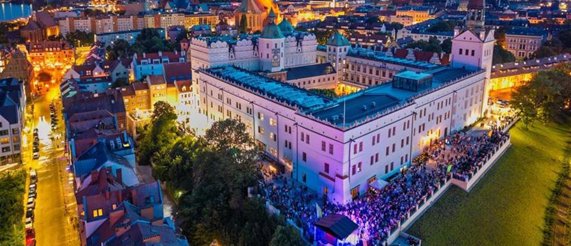 Nowa iluminacja zamku po raz pierwszy rozświetliła Szczecin