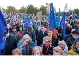 Manifestacja na pl. Solidarności w Szczecinie. Unia to My, w imię zasad