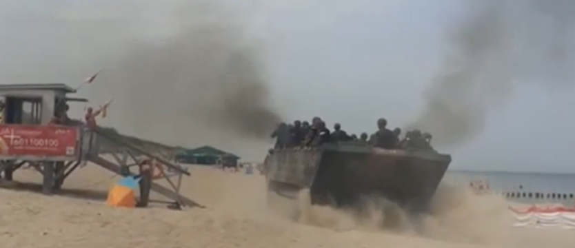 Wojskowe pojazdy przemieszczały się plażą w rejonie Dziwnowa