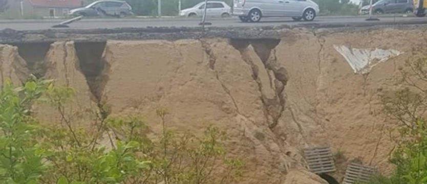 Krygiera to jeszcze plac budowy. Woda podmywa jezdnię