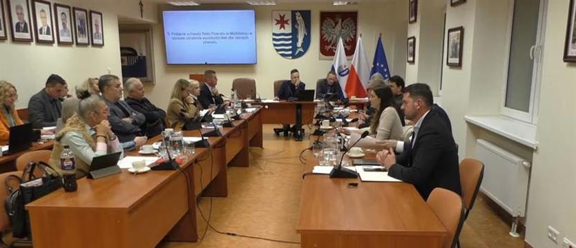 Więcej dla radnych i starosty. Za co te podwyżki?