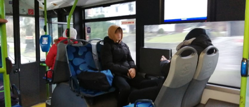 Bez maseczki na dwóch miejscach w miejskim autobusie w Szczecinie