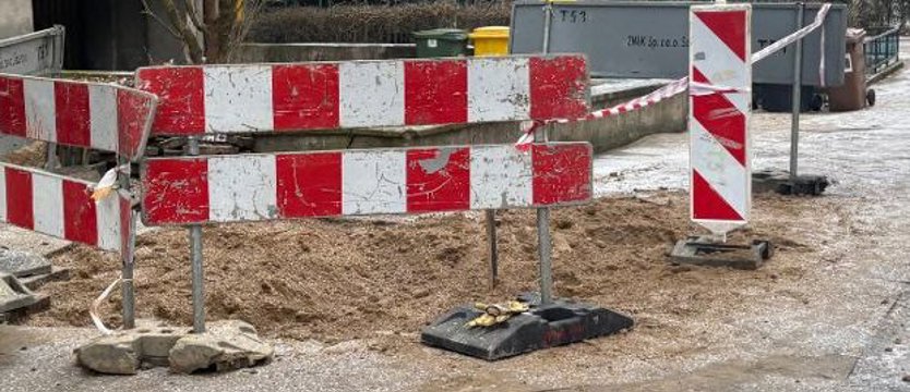 Naprawa wodociągu na ul. Stalmacha. Przerwy w dostawach wody i zmiany w komunikacji