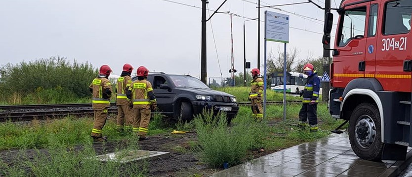 Samochód osobowy utknął na torowisku przy ul. Stołczyńskiej
