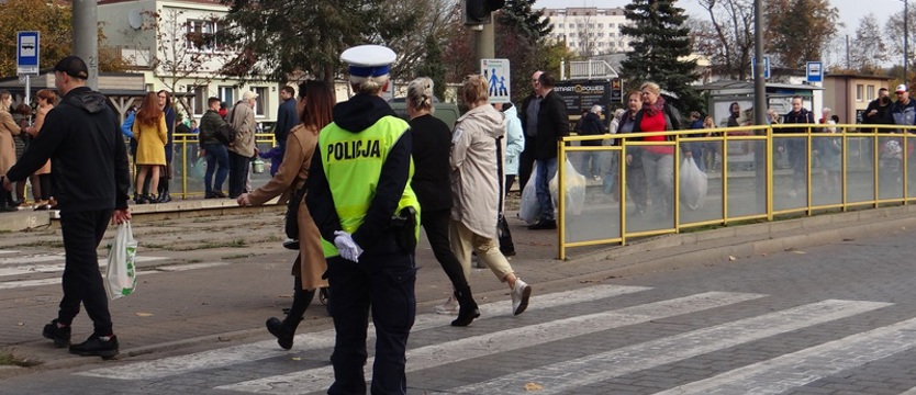 Ponad 200 strażników miejskich pilnuje bezpieczeństwa i porządku przy cmentarzach