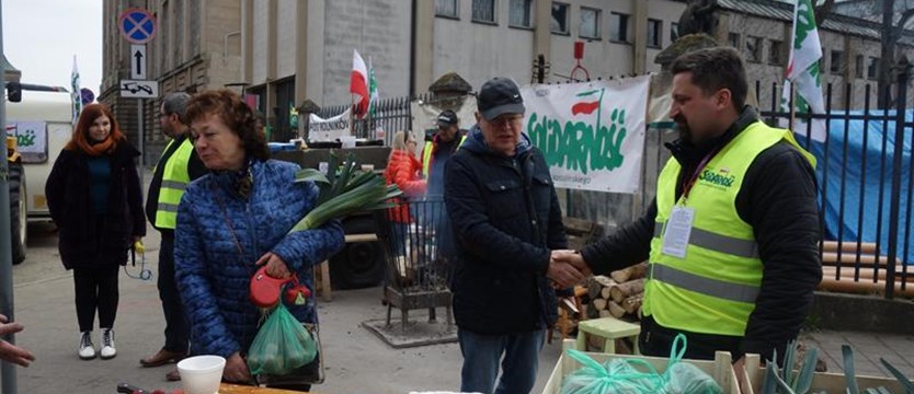 Rolnicy: „Pójdziemy z kosami na Sejm”